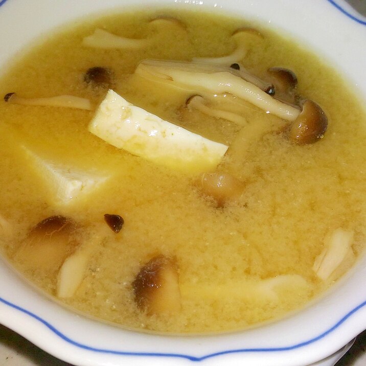 豆腐としめじの味噌汁